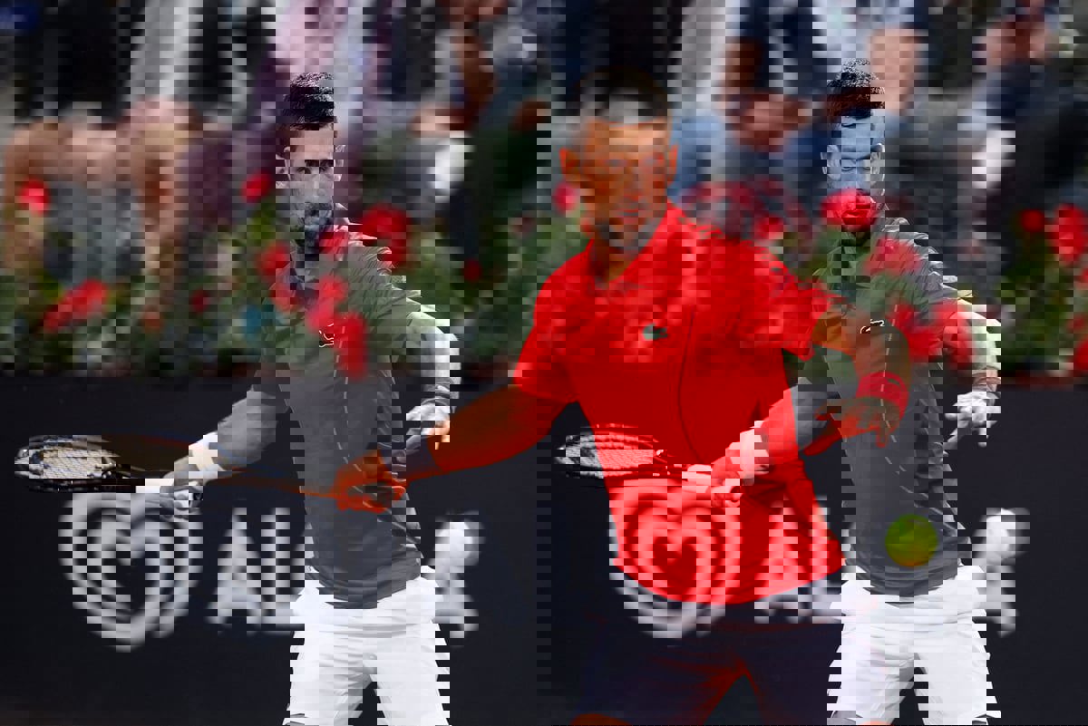 دجوكوفيتش يفاجيء متابعيه بمظهر غريب بعد إصابته بقارورة
