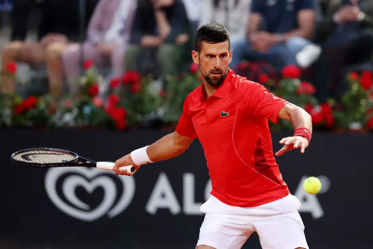 دجوكوفيتش يفاجيء متابعيه بمظهر غريب بعد إصابته بقارورة
