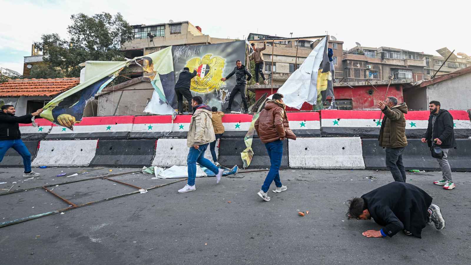 بينهم مملوك وآل شاليش.. حزب الله يؤمّن هروب رموز النظام السوري إلى بيروت