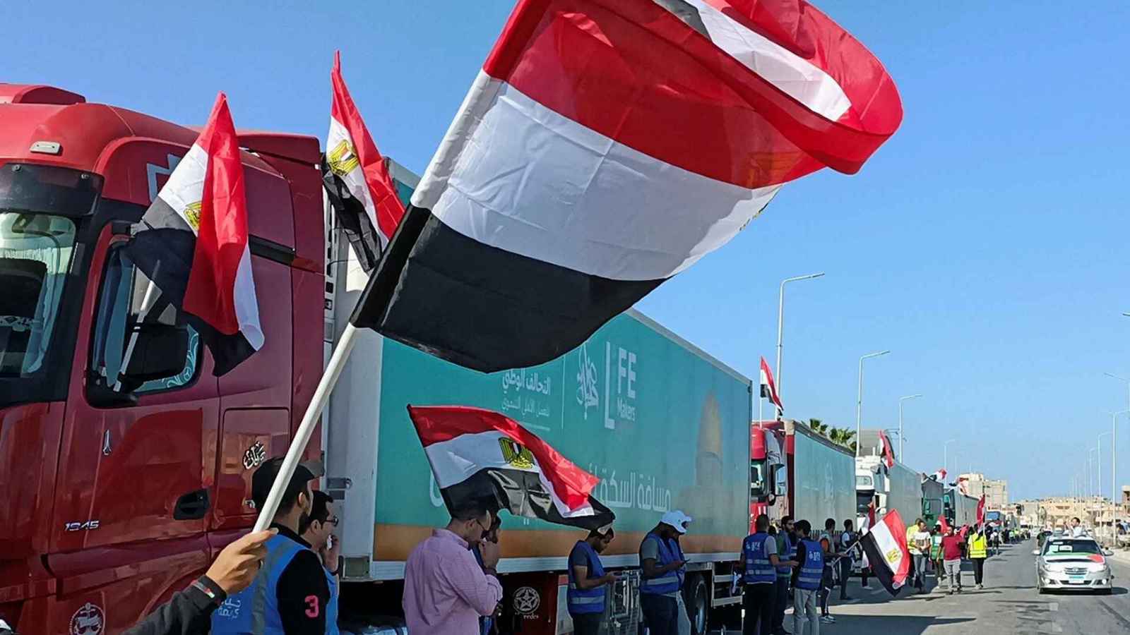 آلاف المصريين يتجمعون عند معبر رفح رفضاً لتهجير الفلسطينيين (فيديو)