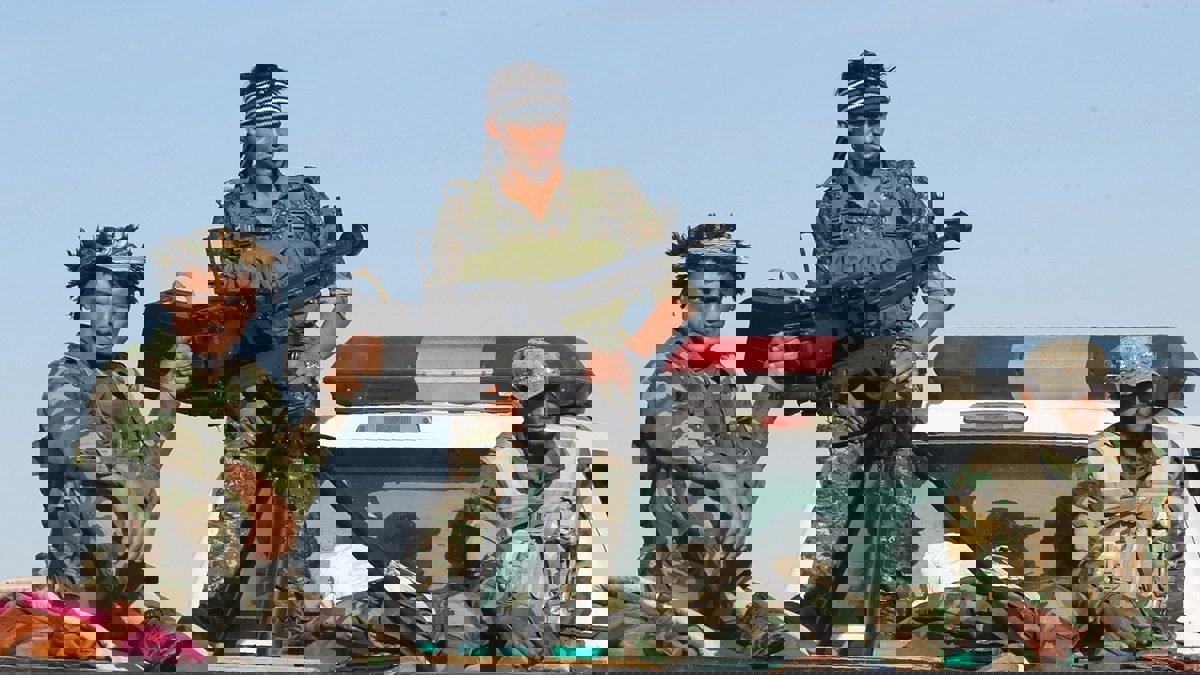 متظاهرون يرشقون الجيش العراقي بالحجارة في سهل نينوى (صور وفيديو)