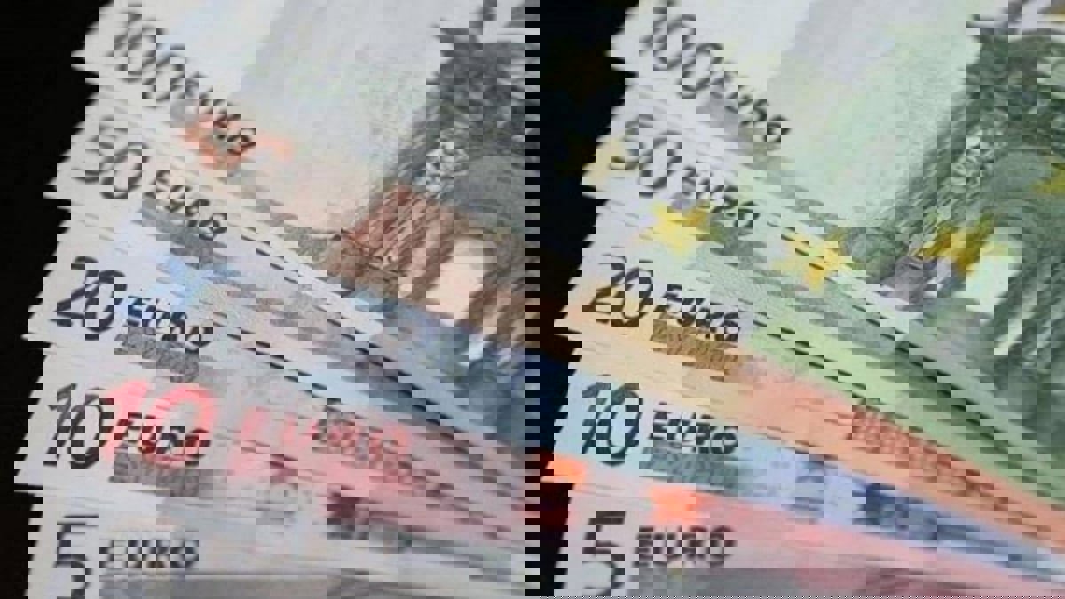 سعر اليورو ينخفض إلى ما دون الدولار الأمريكي الواحد