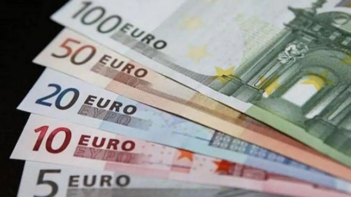 سعر اليورو ينخفض إلى ما دون الدولار الأمريكي الواحد