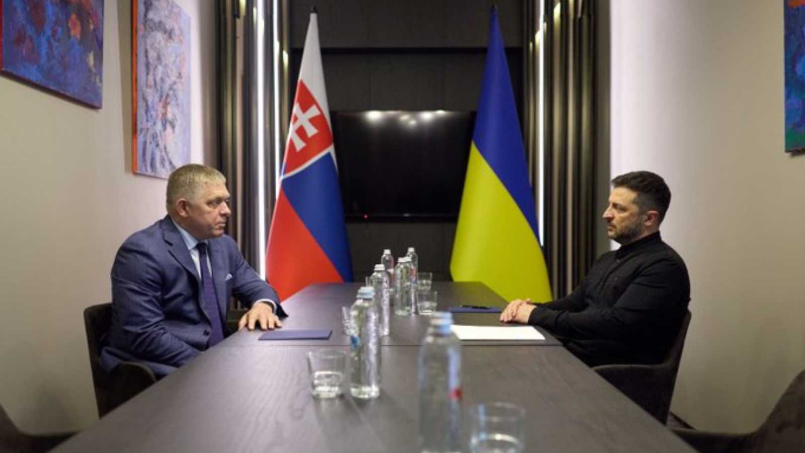 زيلينسكي يطالب سلوفاكيا بالتخلي عن إمدادات النفط الروسي