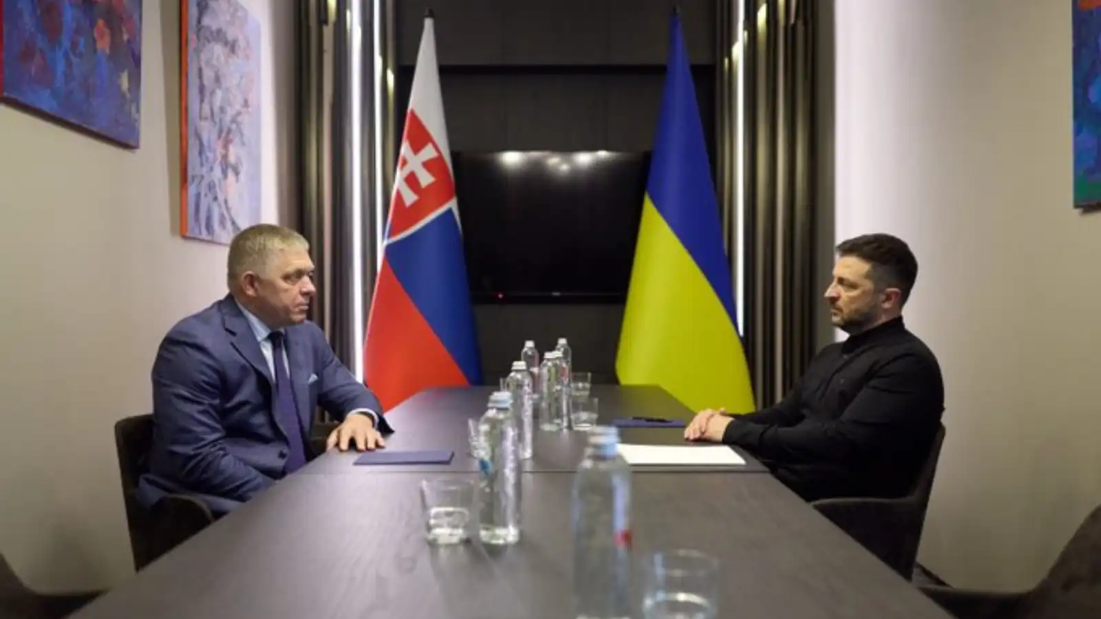 زيلينسكي يطالب سلوفاكيا بالتخلي عن إمدادات النفط الروسي