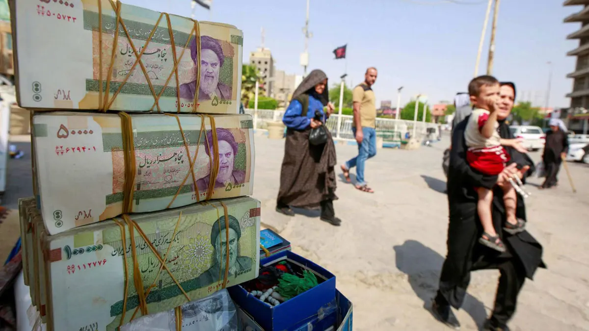 تقرير: احتياطيات إيران من النقد الأجنبي تتآكل بشكل سريع
