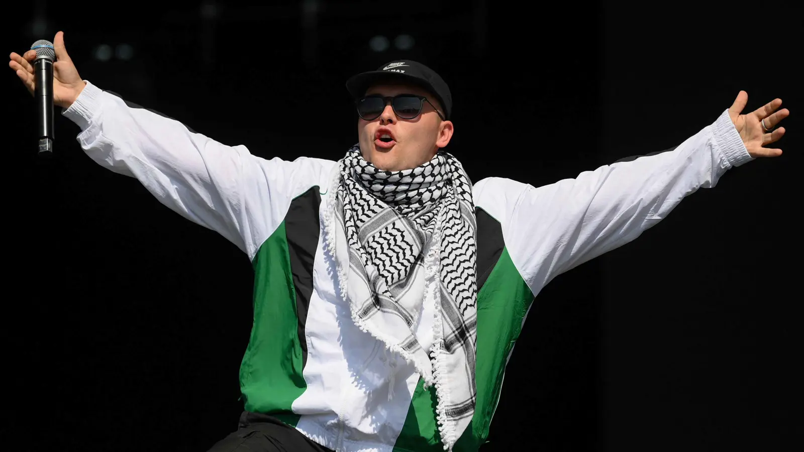 بسبب هتافات ضد إسرائيل.. الولايات المتحدة تلغي تأشيرات فرقة موسيقية