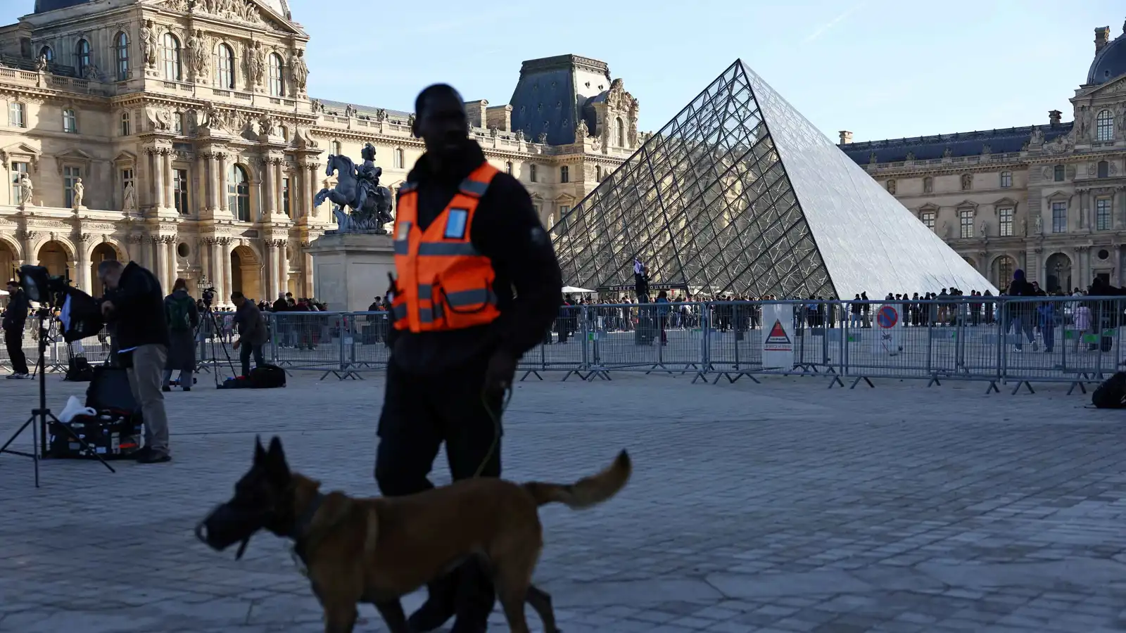 متحف اللوفر يشدد إجراءاته الأمنية بعد سرقة مجوهرات التاج الفرنسي