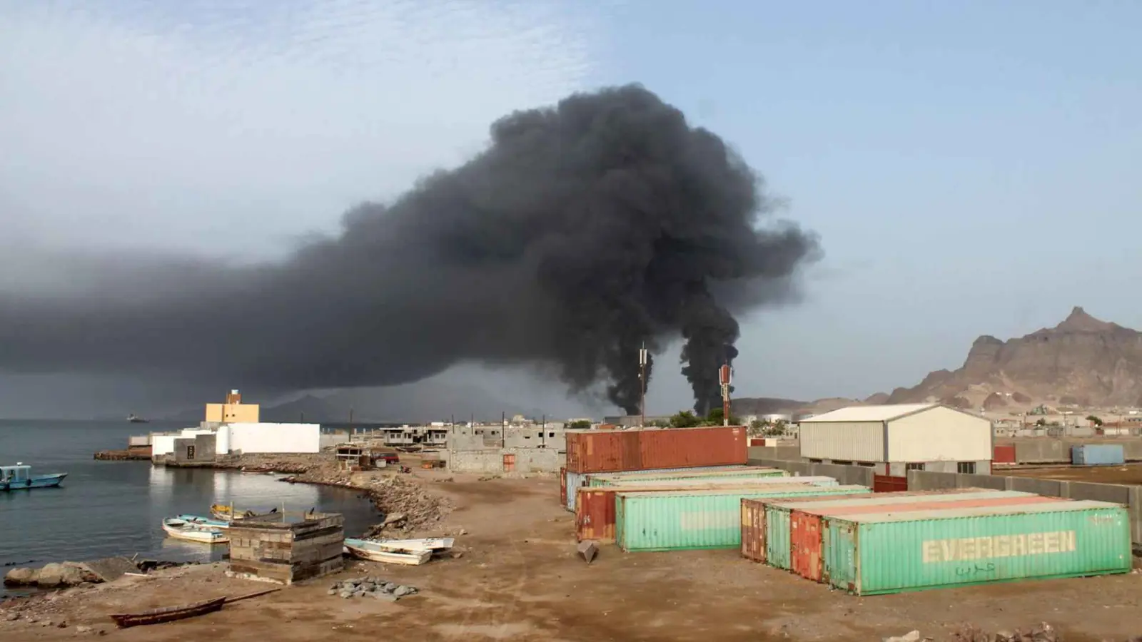 تهريب متصاعد للأسلحة.. الحوثيون يكثفون تحركاتهم لترميم قدراتهم المتضررة