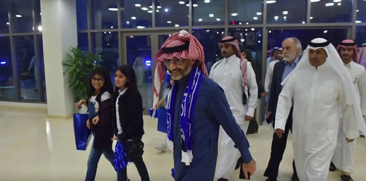 مباراة الهلال والعين.. شاهد صور الأمير الوليد بن طلال وعائلته في مدرجات ملعب جامعة الملك سعود‎