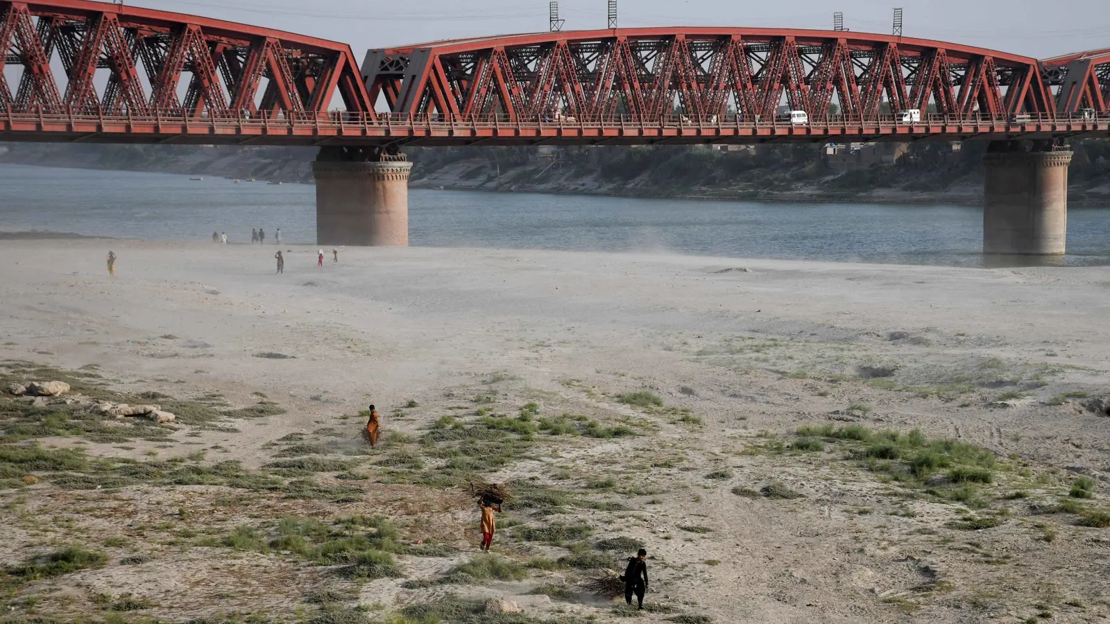 باكستان تعتزم مقاضاة الهند بعد تعليق معاهدة لتقاسم مياه نهر السند