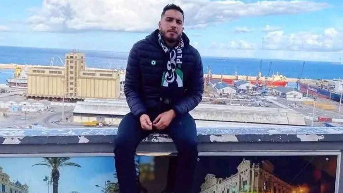 قسنطينة الجزائري ينعى مشجعا توفي بسكتة قلبية على المدرجات