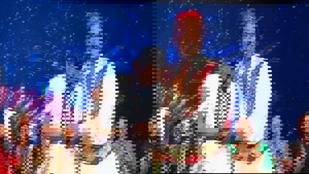 فيديو يظهر تأثر حركة مؤمن زكريا بالمرض بعد تكريمه في عرض مسرحي لأحمد عز (شاهد)