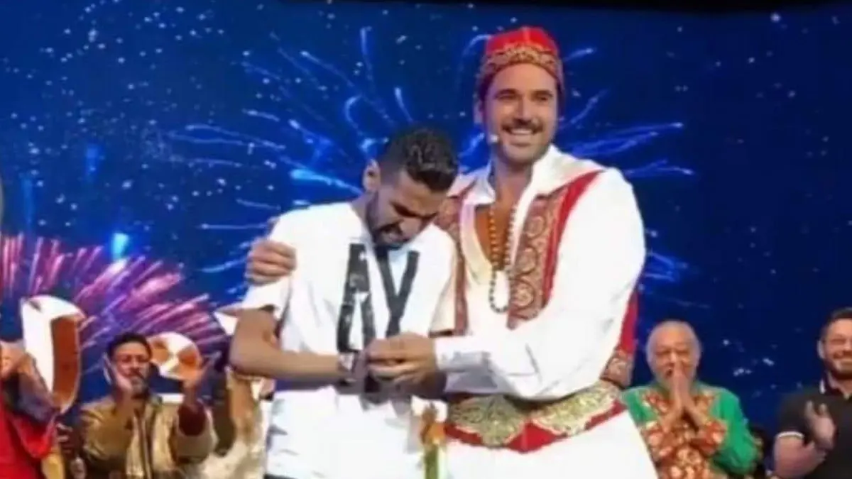 فيديو يظهر تأثر حركة مؤمن زكريا بالمرض بعد تكريمه في عرض مسرحي لأحمد عز (شاهد)