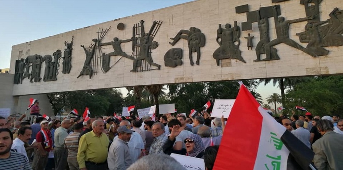 عشرات العراقيين يتظاهرون في ساحة التحرير رفضًا لقانون حرية التعبير