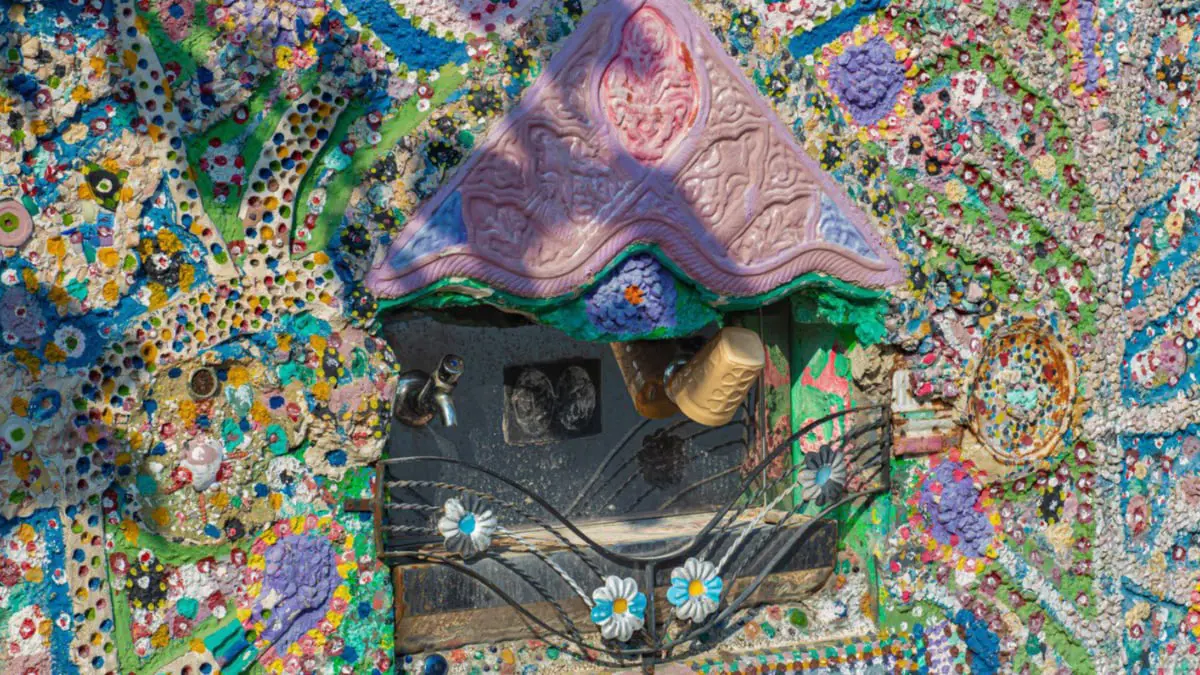 "صنبور ماء" يحول منزل فنان سعودي بالصدفة إلى متحف للسياح (صور)