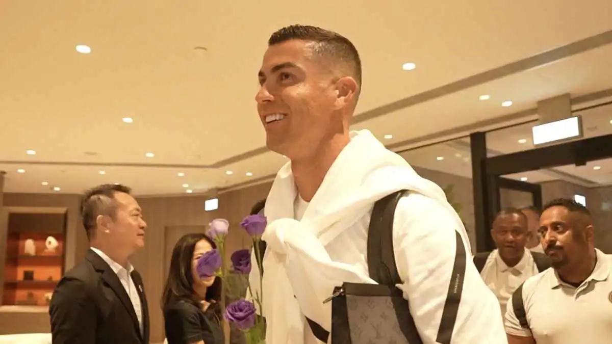 عانقه بشدة.. من هو البرتغالي الذي فاجأ رونالدو في هونغ كونغ؟ (فيديو)
