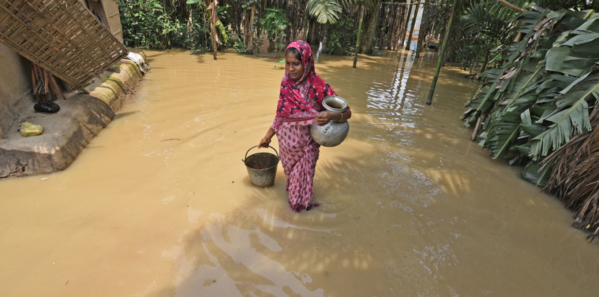 الأسماك تحت أقدامهم.. الأمطار تجتاح غرف المرضى في مستشفى بالهند (فيديو)