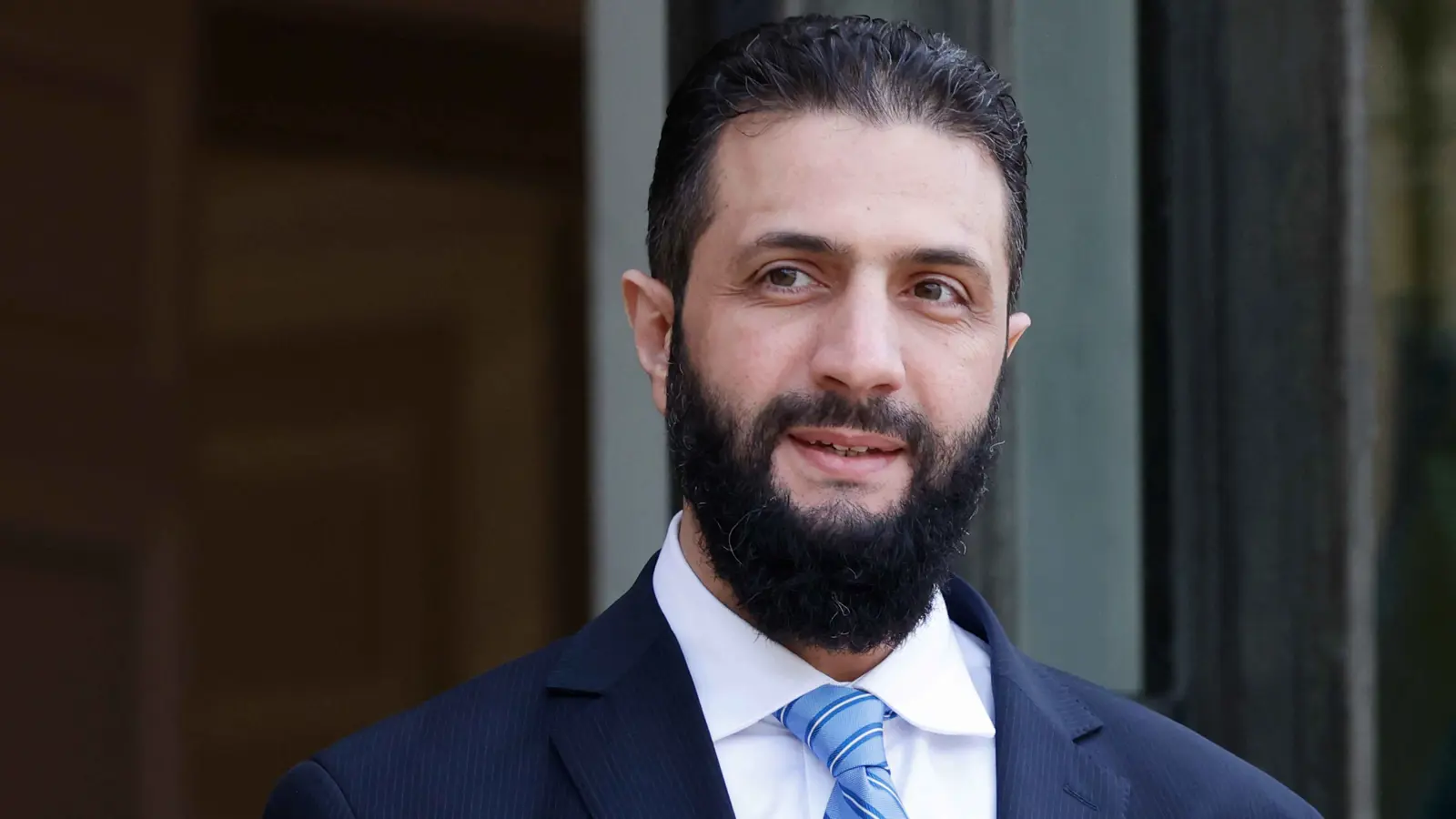 "وول ستريت جورنال": الشرع يطلب لقاء ترامب لبحث إعادة إعمار سوريا