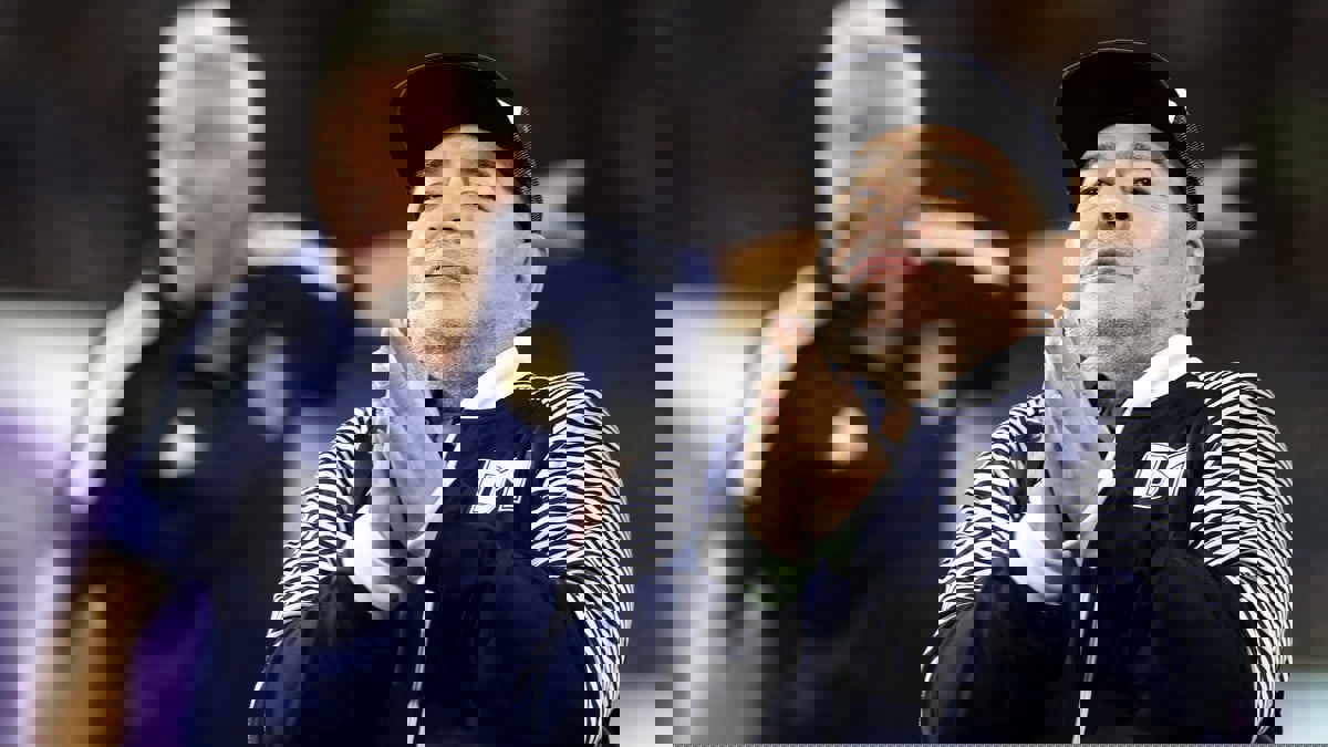 وفاة مارادونا أسطورة كرة القدم الأرجنتينية