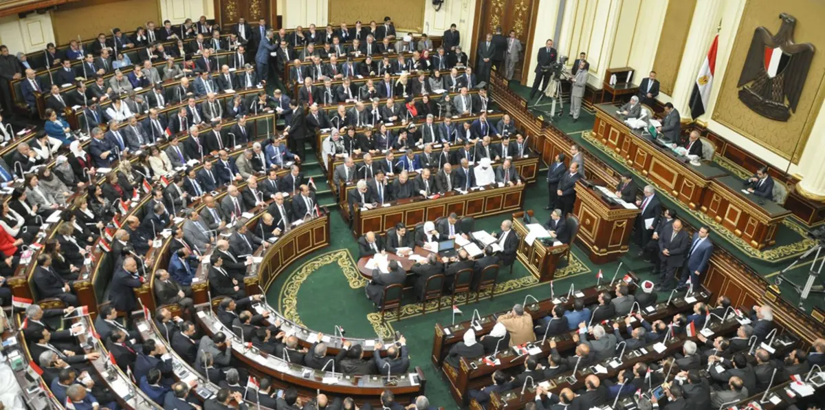 مكررًا الحديث عن مؤامرة.. رئيس البرلمان المصري يهدد بإسقاط عضوية نواب المعارضة