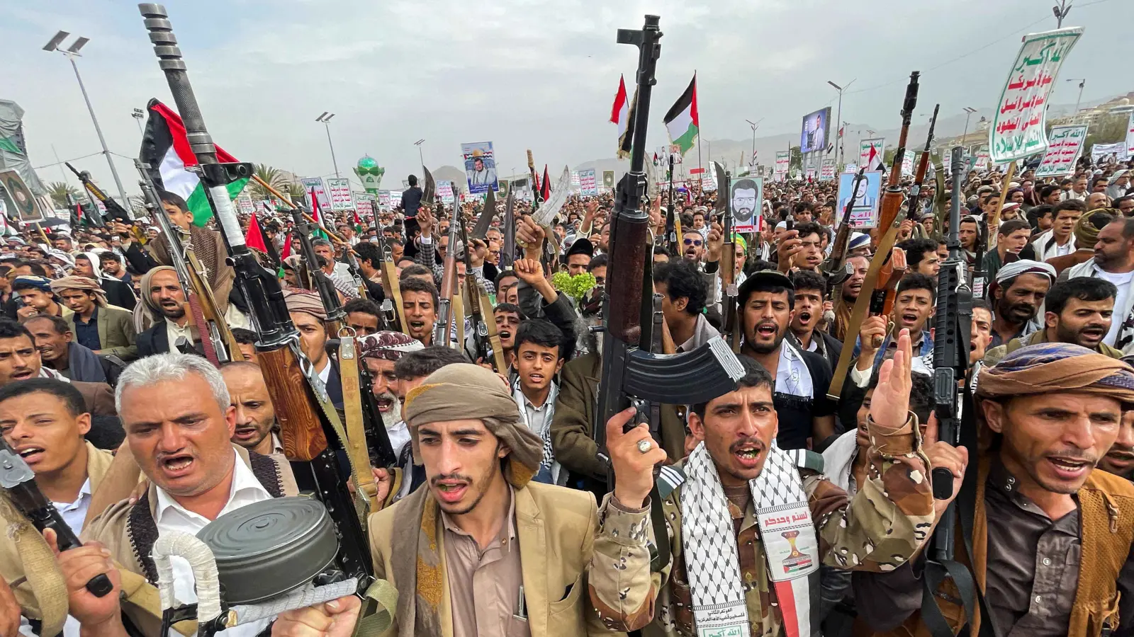 بعد تفجيرات البيجر.. ميليشيا الحوثي تحذر قياداتها من أجهزة "آيفون" و"سامسونغ"