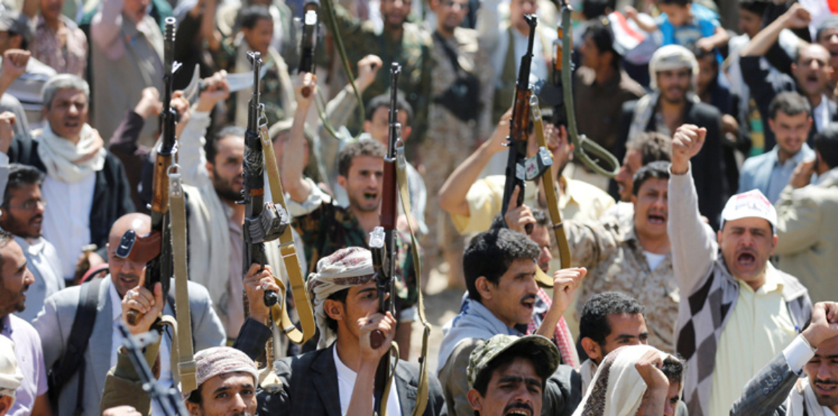 الحوثي مستغلًا ضحايا "الصالة الكبرى": اصبروا على تأخر الرواتب