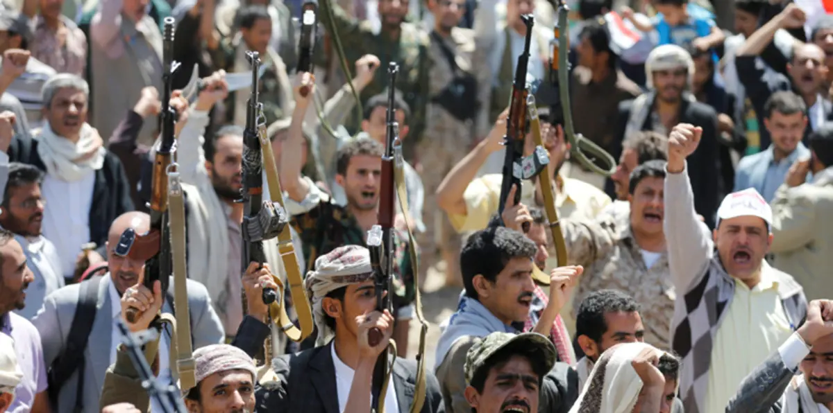 الحوثي مستغلًا ضحايا "الصالة الكبرى": اصبروا على تأخر الرواتب