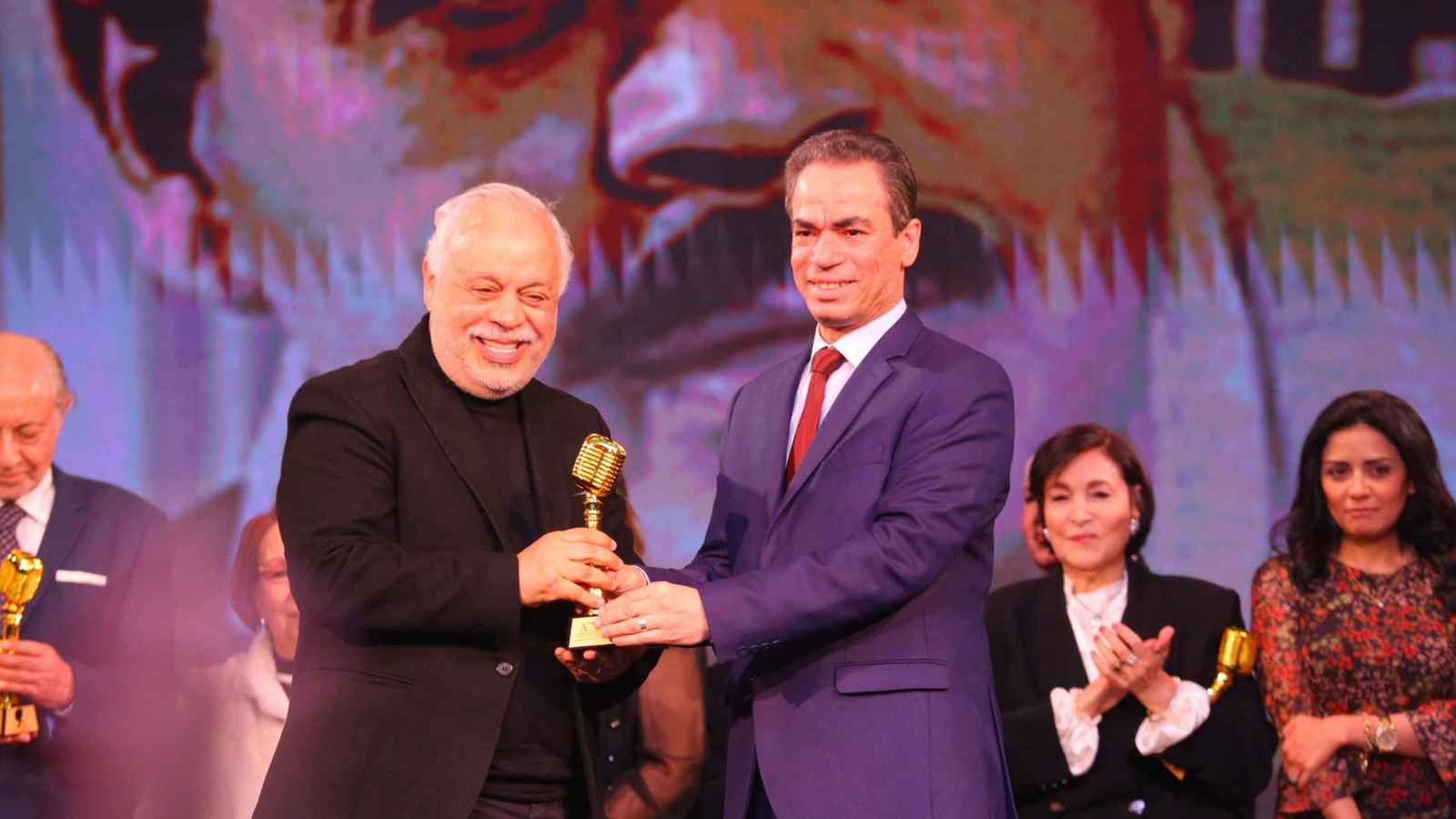 موقف محرج لنقيب الممثلين المصريين خلال احتفالية أم كلثوم