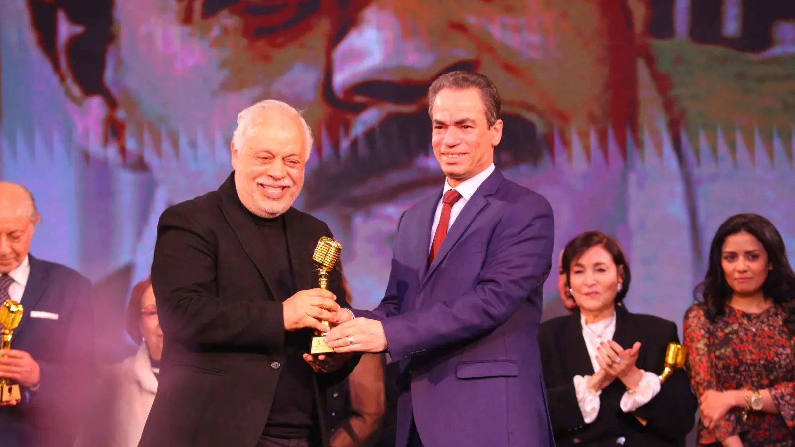 موقف محرج لنقيب الممثلين المصريين خلال احتفالية أم كلثوم