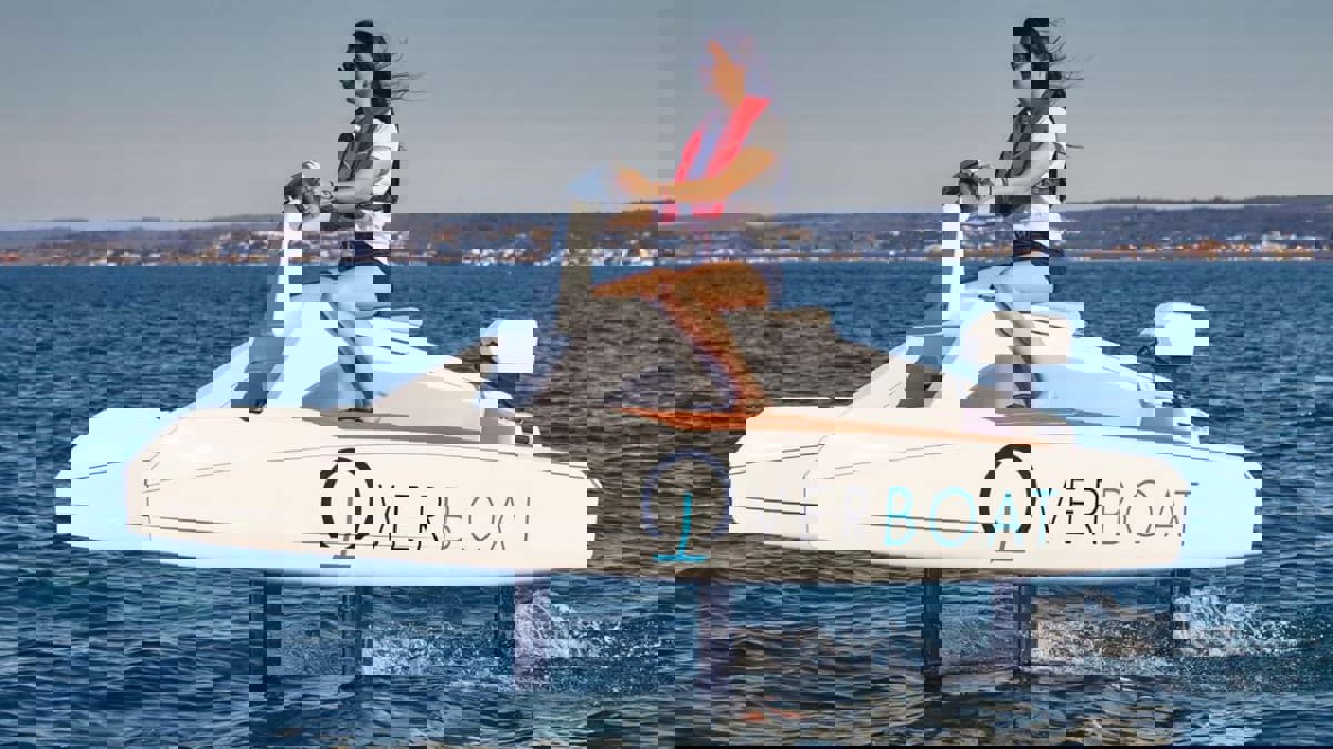 "أوفربوت".. زوارق فرنسية طائرة تحلق فوق الماء