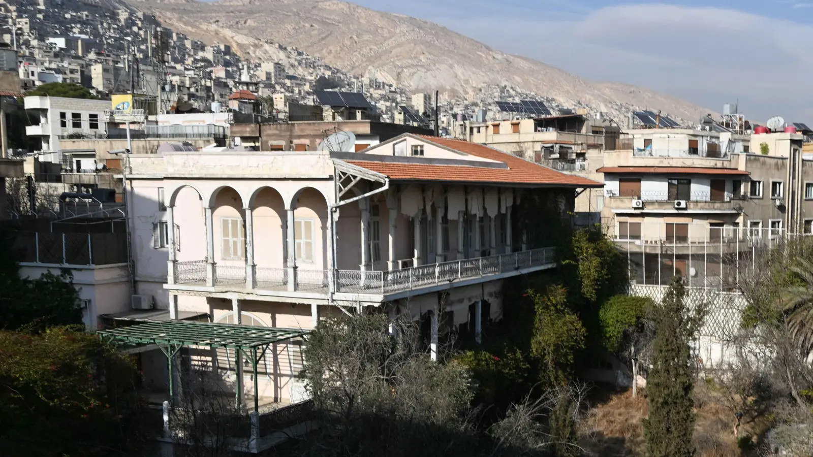 فرنسا تحتضن مؤتمراً حول سوريا بحثاً عن دور جديد بالمنطقة