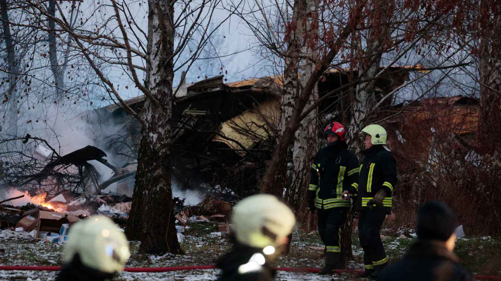 قتيل و3 مصابين بتحطم طائرة شحن في ليتوانيا (فيديو)