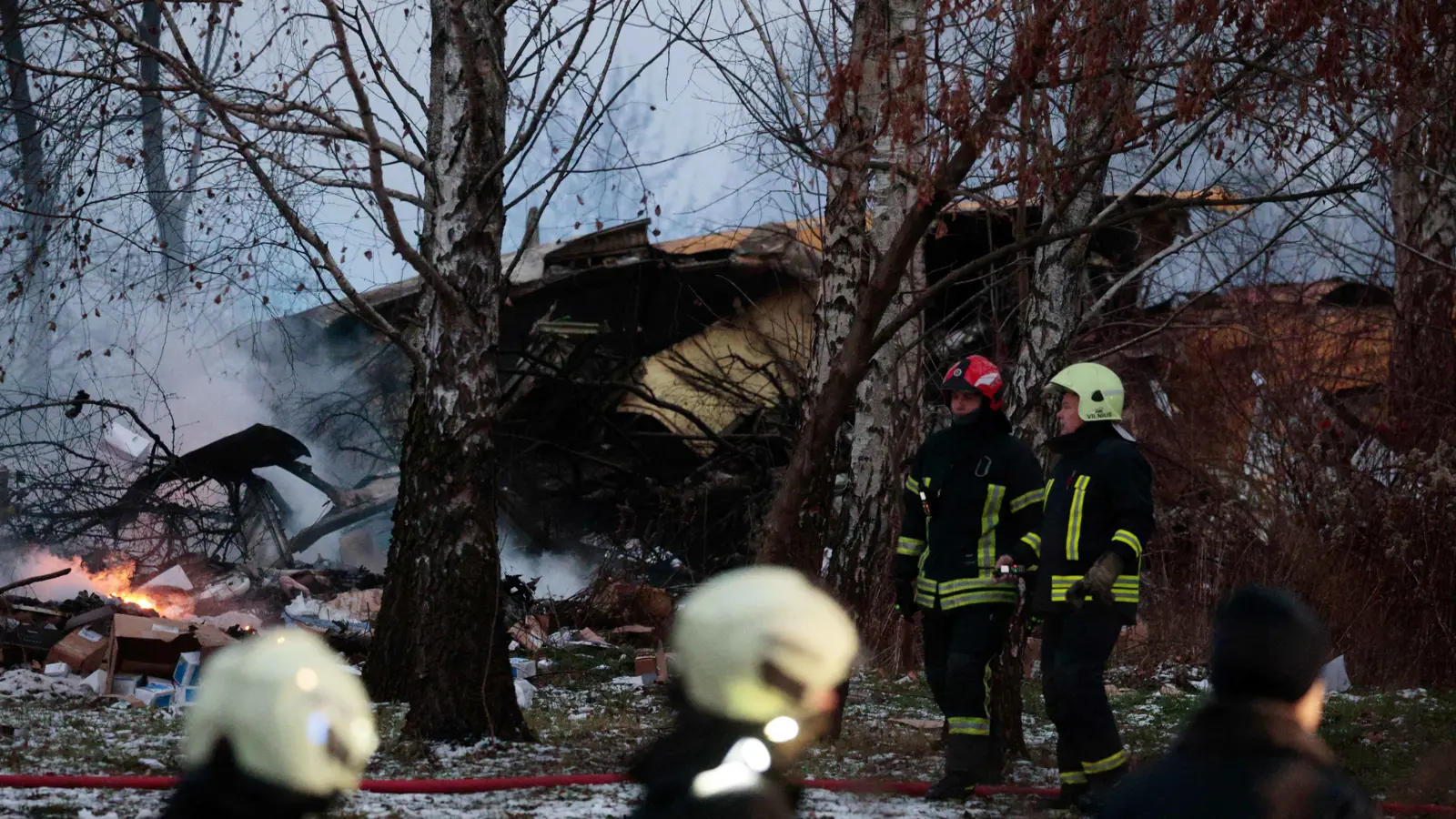 قتيل و3 مصابين بتحطم طائرة شحن في ليتوانيا (فيديو)