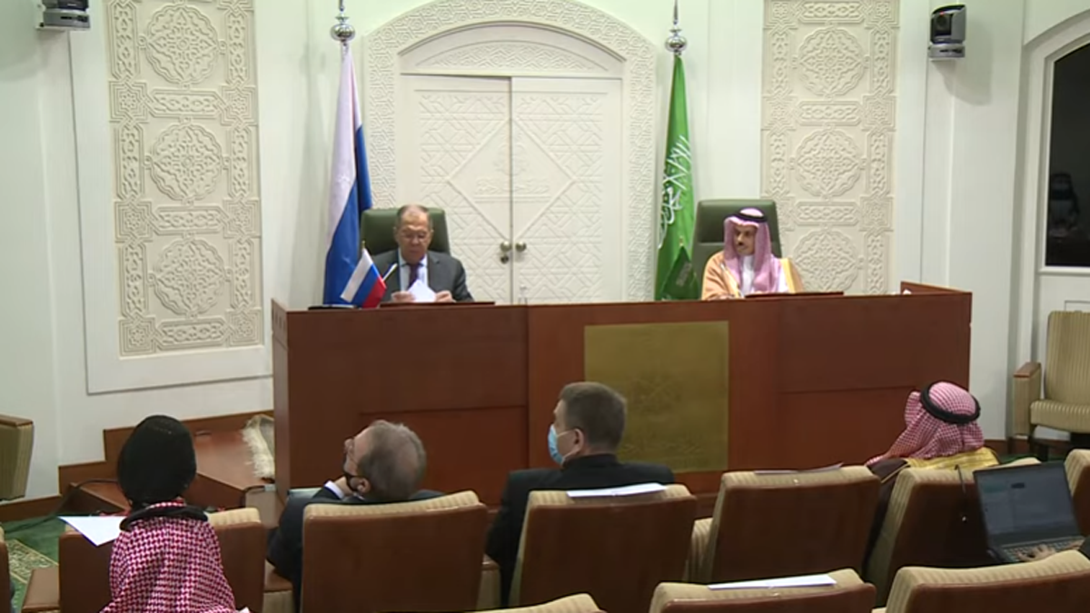 فيصل بن فرحان: السعودية ستتخذ إجراءات رادعة لحماية منشآتها البترولية (فيديو)