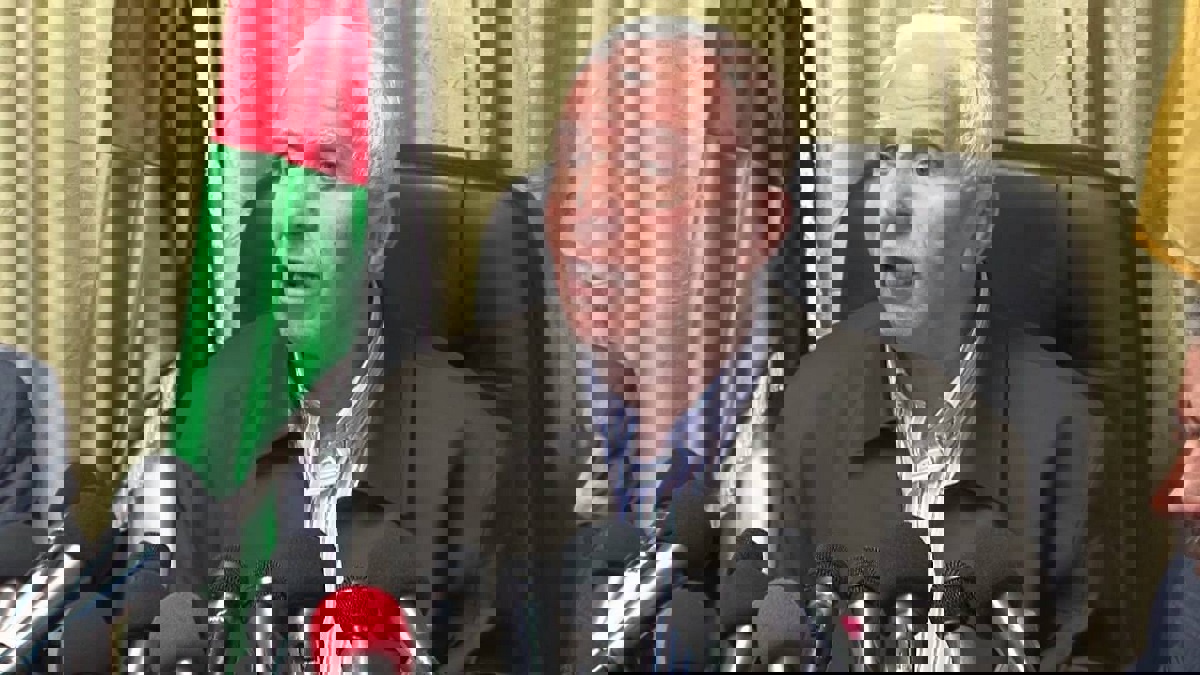 عزام الأحمد يدعو المخيمات الفلسطينية في لبنان إلى الهدوء لمعالجة أوضاع اللاجئين