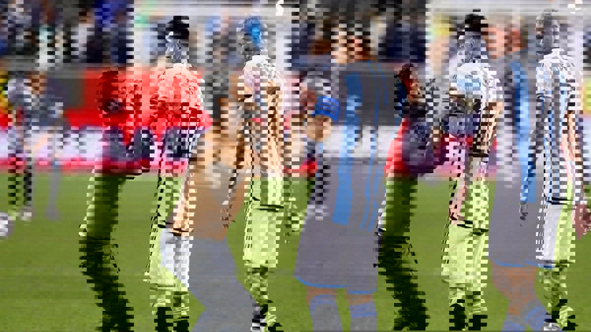 مشجع يقتحم الملعب للحصول على توقيع ميسي على ظهره خلال مباراة الأرجنتين ضد جامايكا (فيديو)