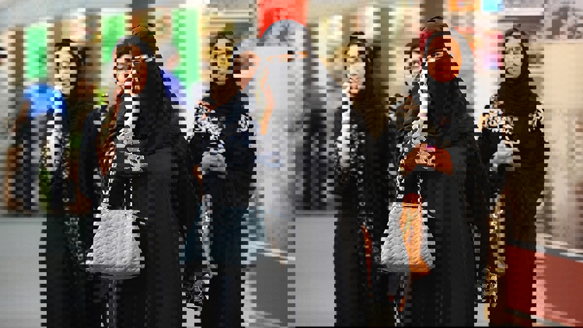 سعوديات يتجولن من دون عباءة في الرياض (فيديو)