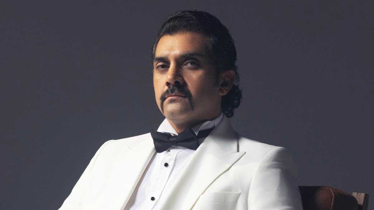 انتحرت بسم الفئران.. مطرب تركي شهير يروي مأساة وفاة والدته (فيديو)