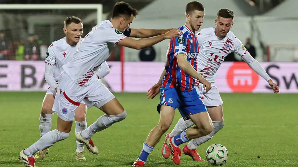 برشلونة وريال مدريد يدخلان سباق التعاقد مع آدم وارتون