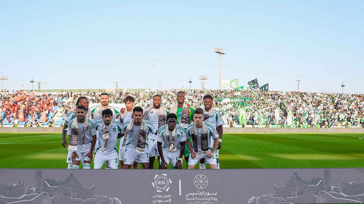 يقدم نفسه بشكل رائع.. محمد نور يتغنى بنجم الأهلي السعودي (فيديو)