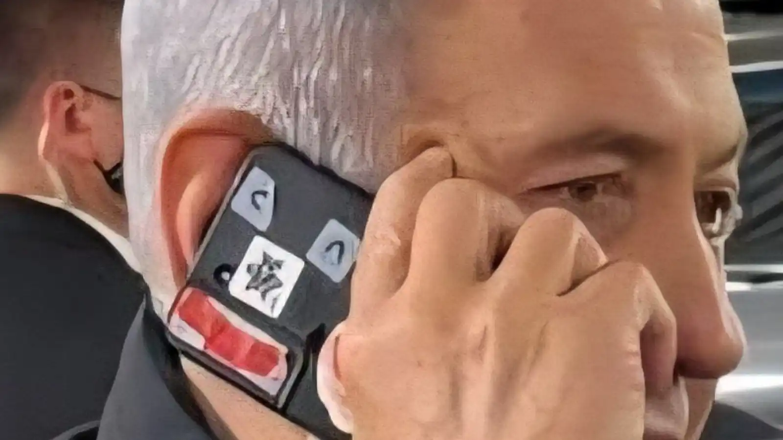 نتنياهو يتحدث بهاتف يغطي شريط لاصق كاميراته