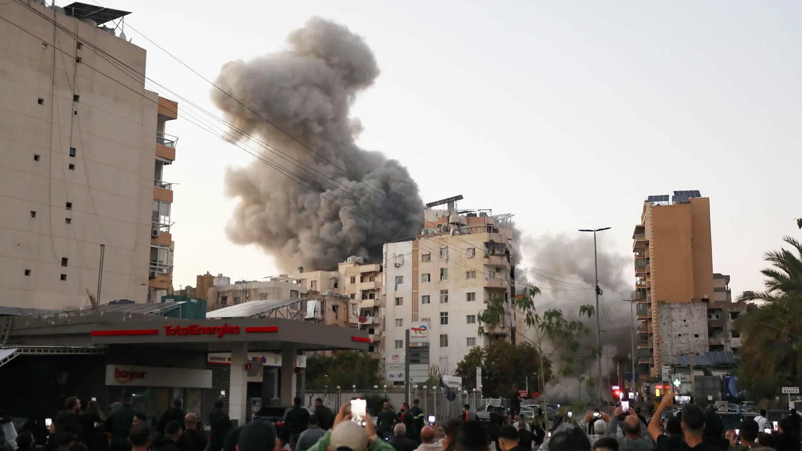 4 قتلى بغارة إسرائيلية على النبطية اللبنانية (فيديو وصور)