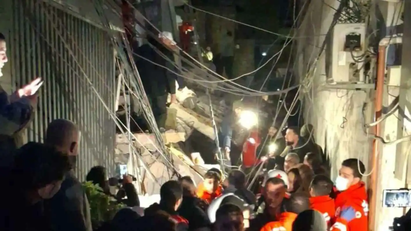 لبنان.. انهيار مبنى سكني وإنقاذ طفلة من تحت الأنقاض (فيديو)