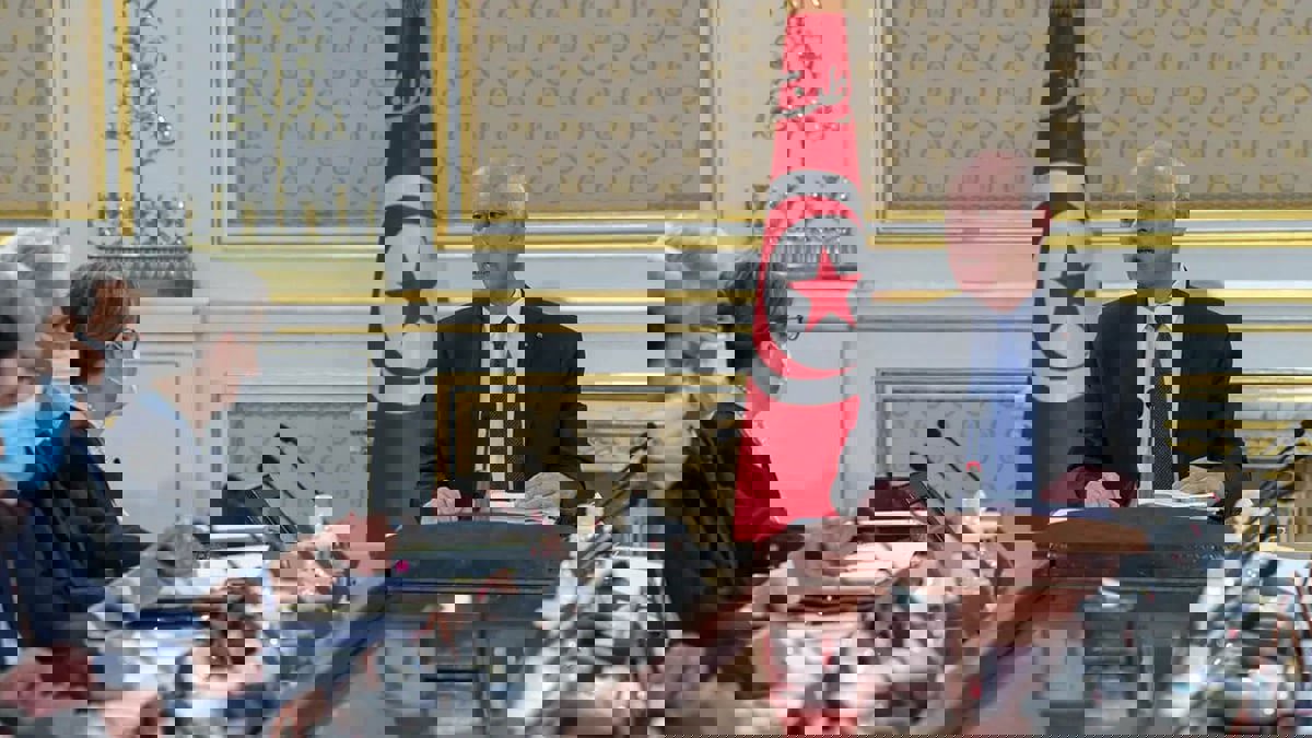 تونس.. "صراع الأجنحة" يشتد بين 3 مراكز نفوذ حول قيس سعيد