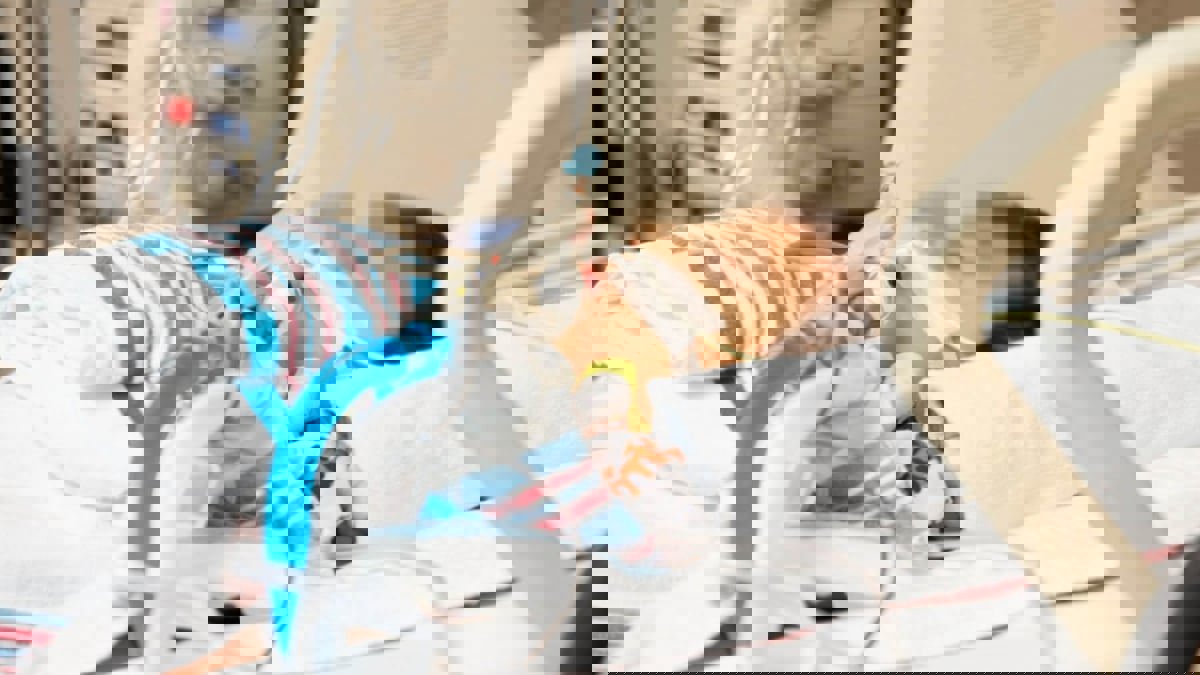 بمشاركة صديقها.. تونسية تعذب طفليها طيلة 3 أشهر