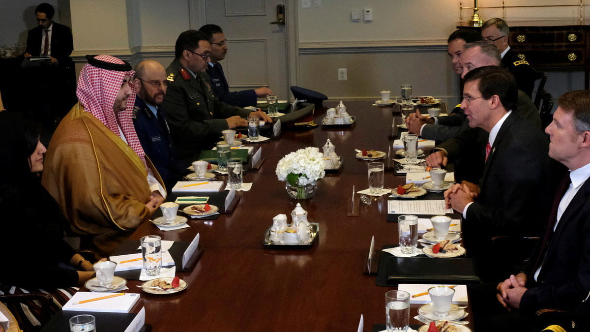 خالد بن سلمان ووزير الدفاع الأمريكي يبحثان التصدي لممارسات إيران "العدائية"