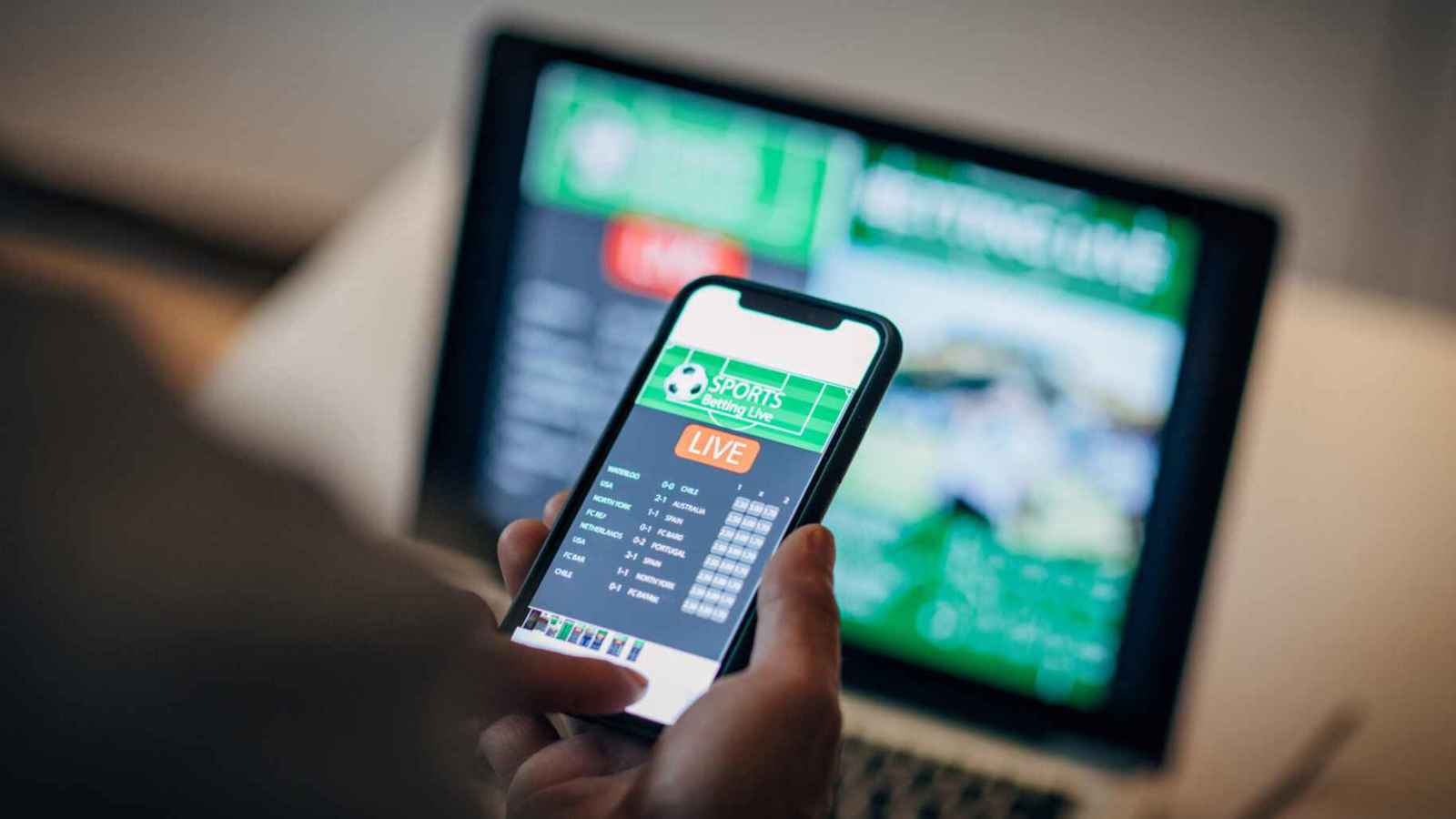 "المراهنات الإلكترونية" تفتك بالشباب وسط البطالة وانعدام الخيارات