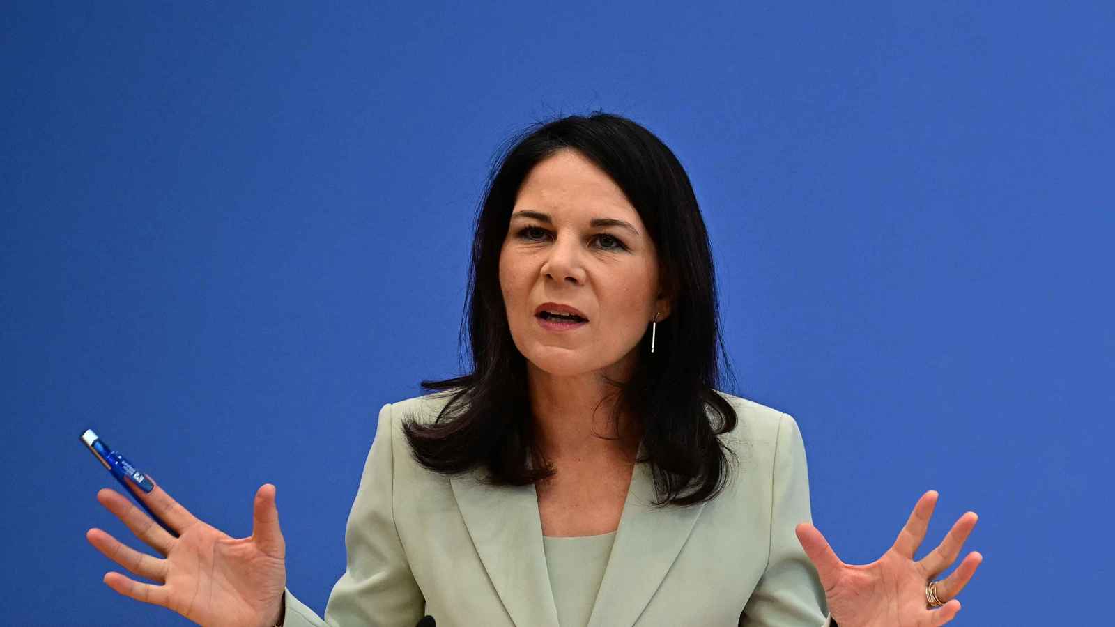 وزيرة الخارجية الألمانية تعدّ الشاورما بمطعم في برلين (فيديو)