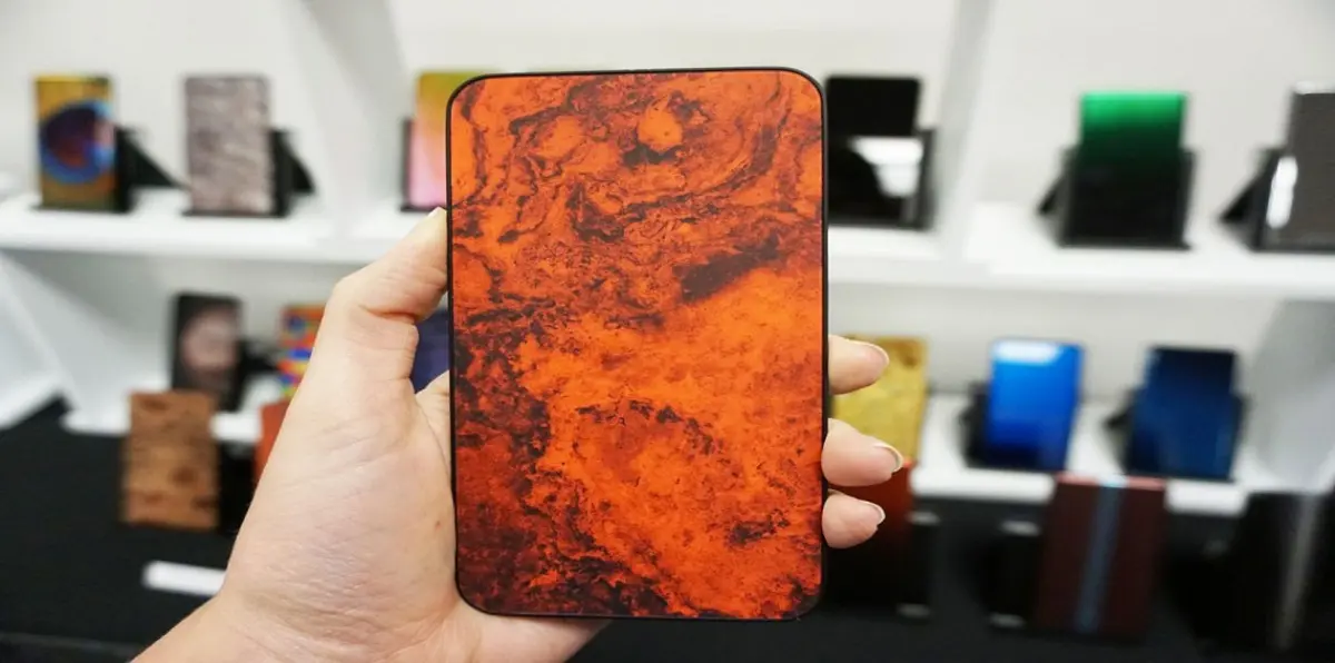 هواتف ذكية جديدة بأغلفة زجاج شفاف مضاد للكسر